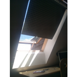 Filet anti oiseaux installé sans perçage pour protéger un balcon