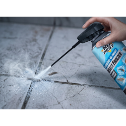 Application de 4Ice Blaster dans les fissures contre les punaises de lit